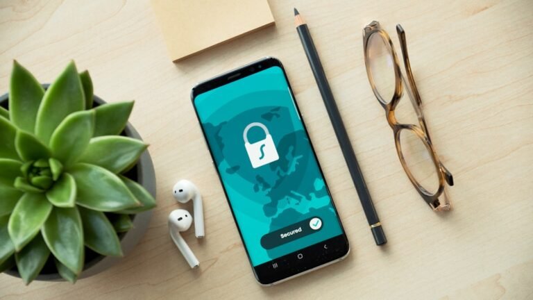 Smartphone with privacy and security lock screen